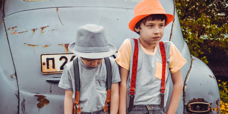 zwei Jungs an einem alten Auto