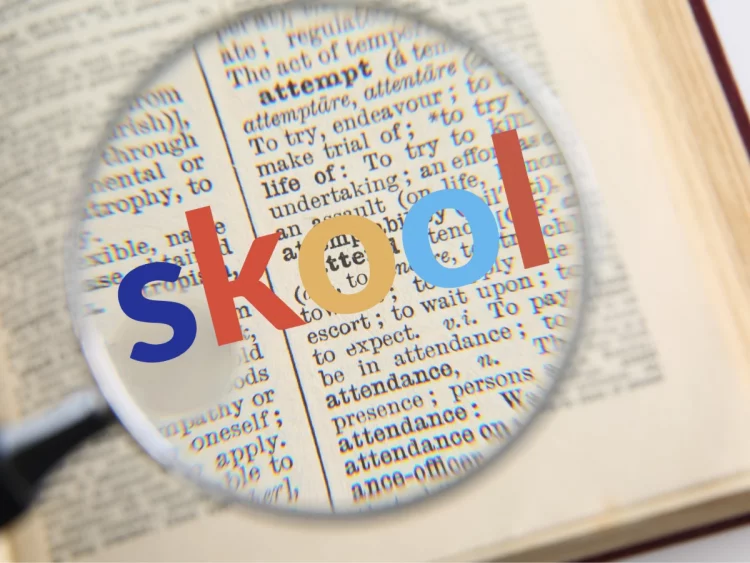 Mut zum Wesentlichen: Warum ich den Community-Aufbau auf Skool empfehle 1 Mut zum Wesentlichen: Skool Logo in einer Lupe über einem Buch als visuelles Markenmotiv