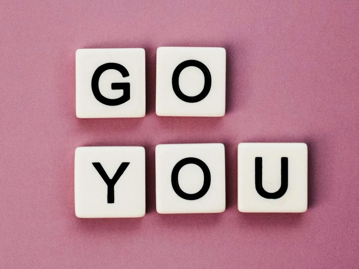 Mut zum Wesentlichen: Go you geschrieben vor pinker Wand als visuelles Motiv