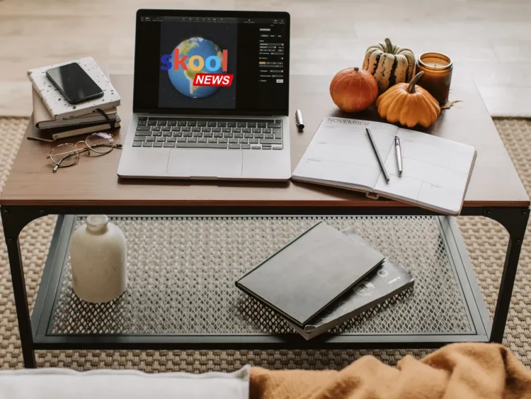 Online Geld verdienen in 2026: 22 seriöse Ideen und ein Vergleich zweier starker Skool-Communitys 4 Heller Arbeitsplatz mit Laptop für Online-Business 2026 – Ariane Brandes