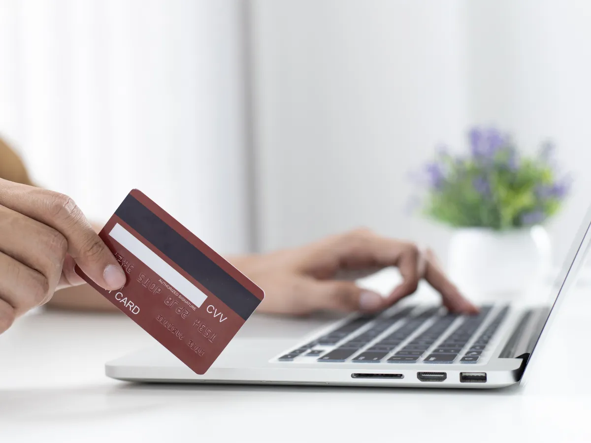 Auf dem Bild ist ein Laptop und eine Kreditkarte zu sehen. Sie stehen symbolisch für passives Einkommen, gemeint ist, dass auch online Geld verdienen in 2026 möglich ist.