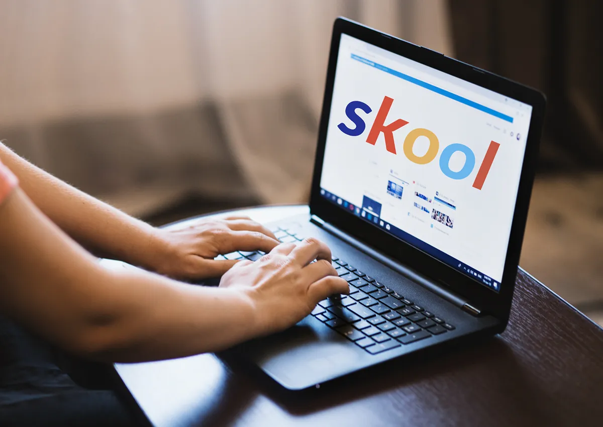 Arbeitsplatz mit Laptop für Online-Community Manager auf der Community Plattform Skool – Ariane Brandes